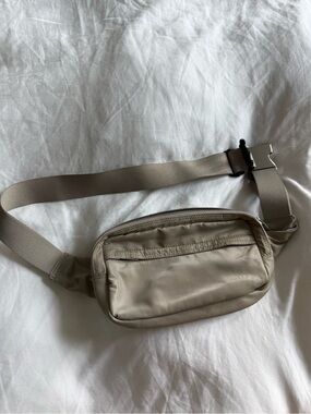 Main character Aritzia crossbody Fanny pack bag